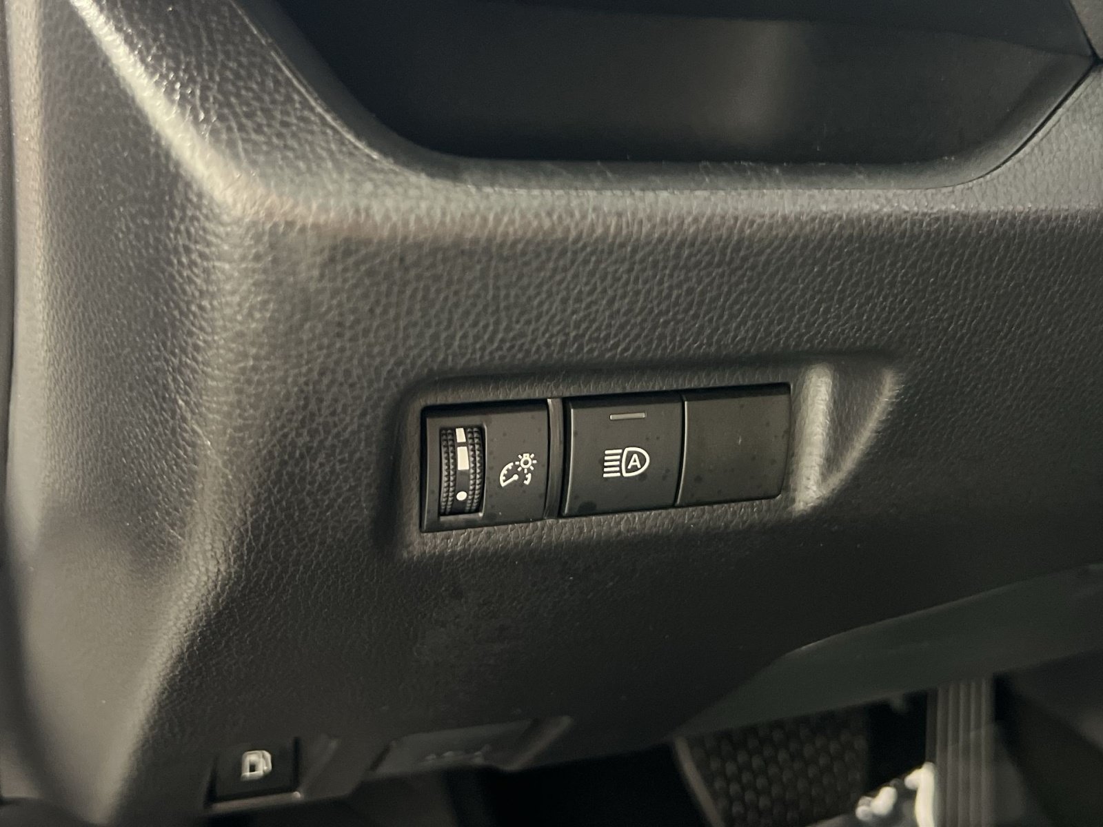 Used 2025 Toyota RAV4 XLE AWD/4WD image 32