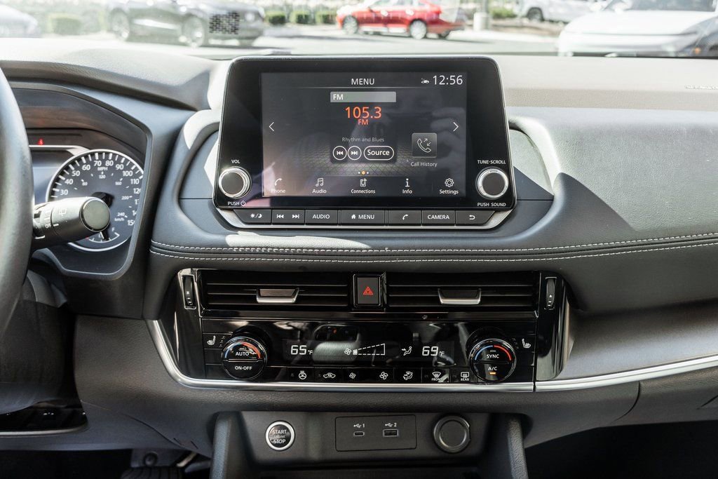 Used 2021 Nissan Rogue SV image 16