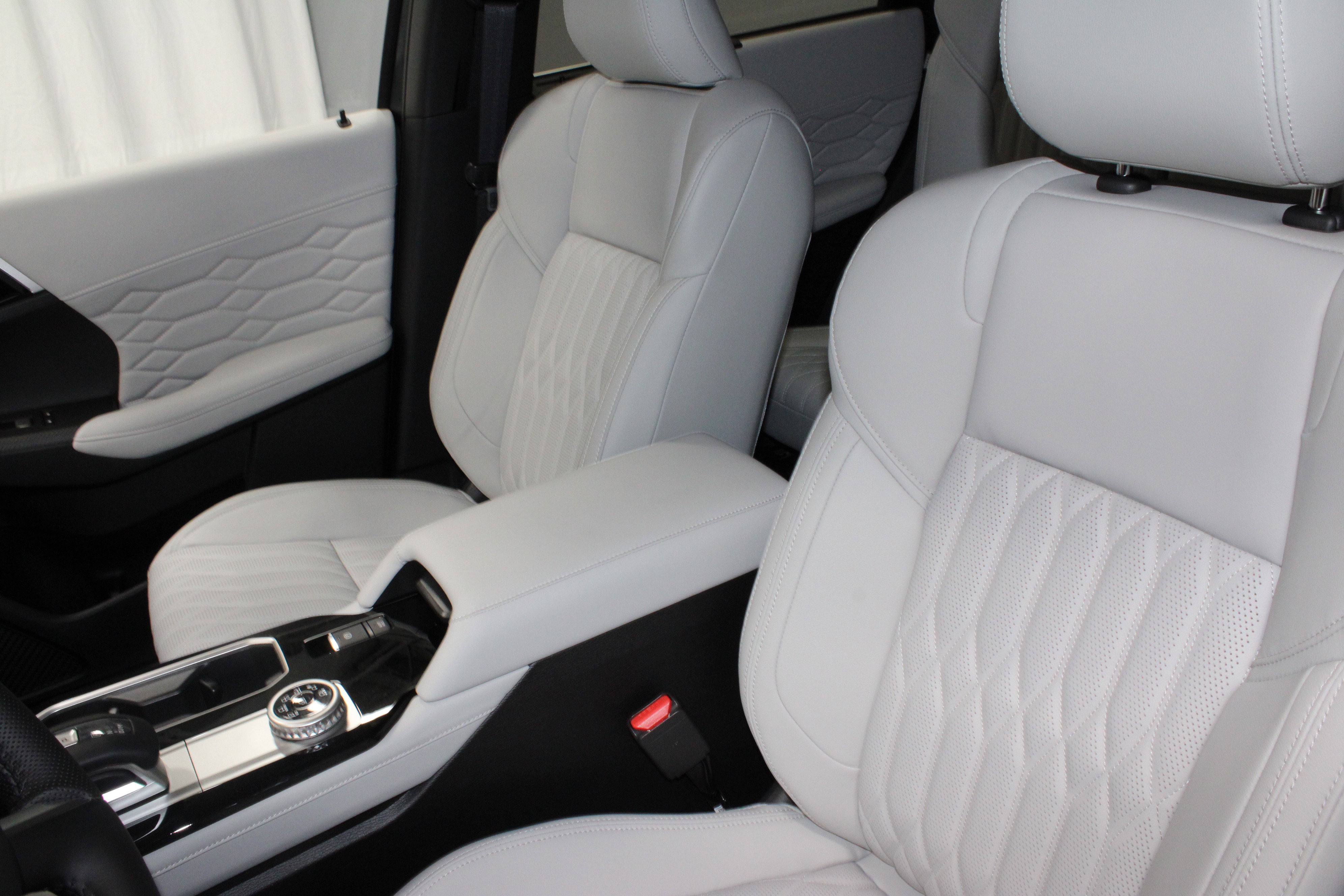 New 2025 Mitsubishi Outlander SEL image 18