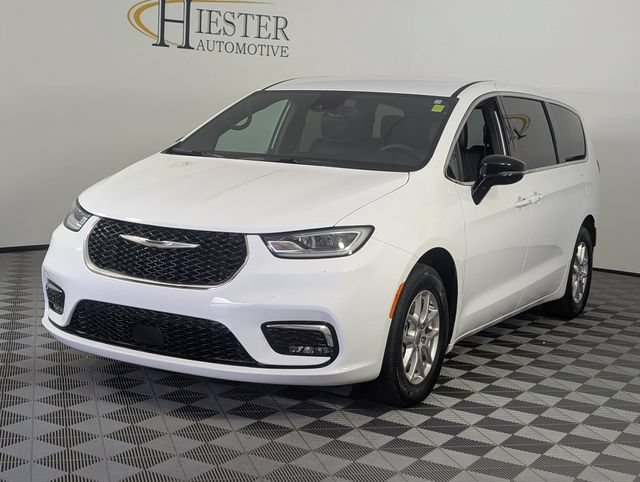 Used 2025 Chrysler Pacifica Select FWD image 4