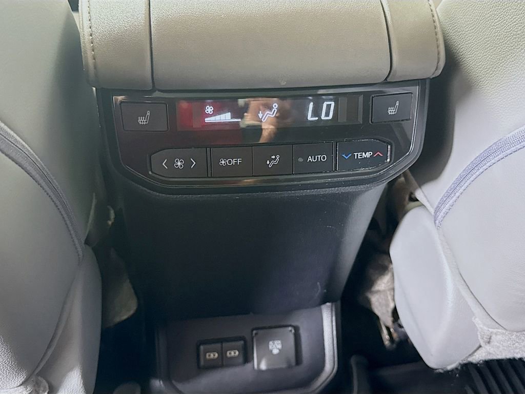 Used 2022 Toyota Highlander Platinum AWD/4WD image 26