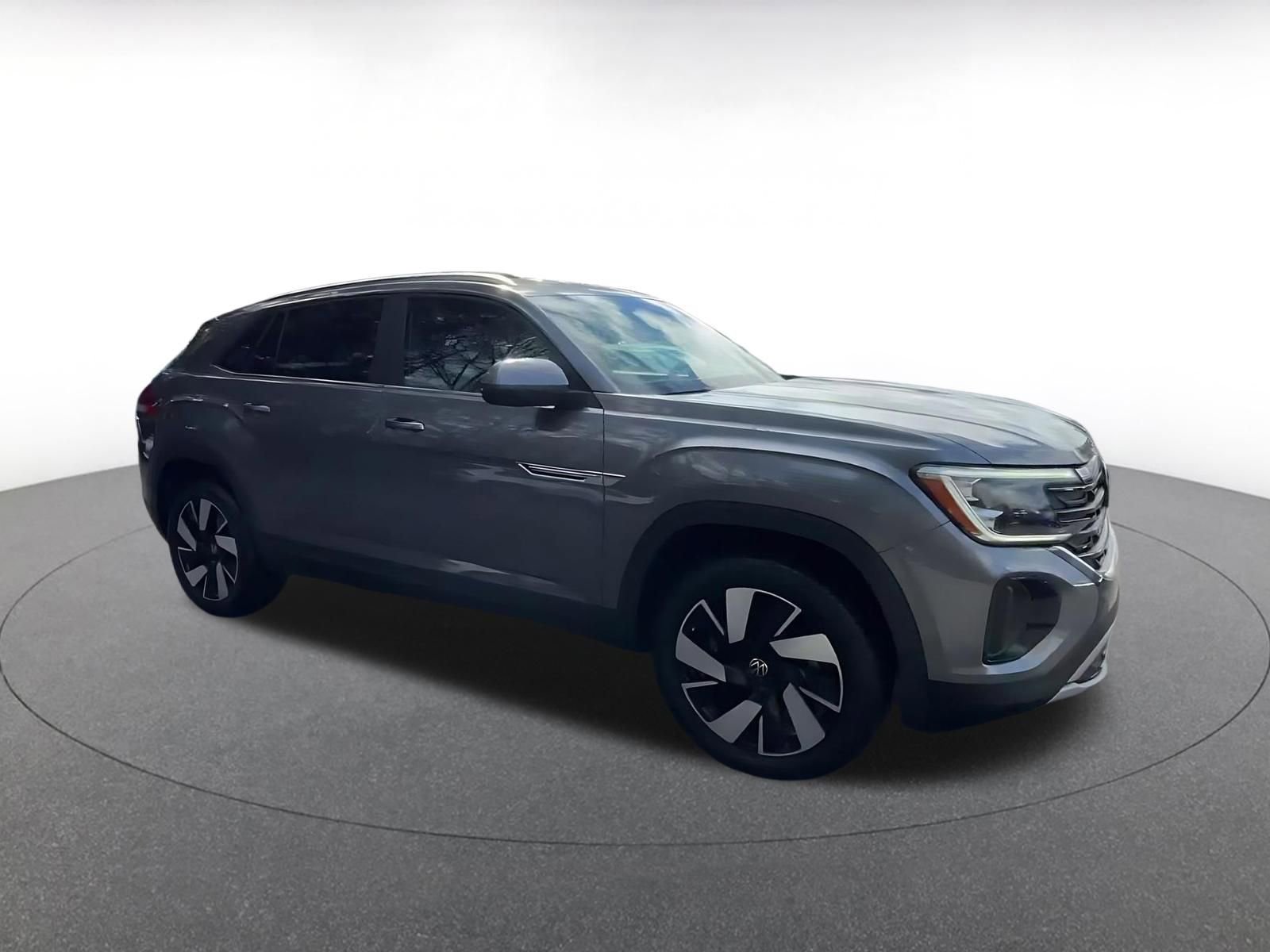 Used 2025 Volkswagen Atlas Cross Sport SE FWD image 2