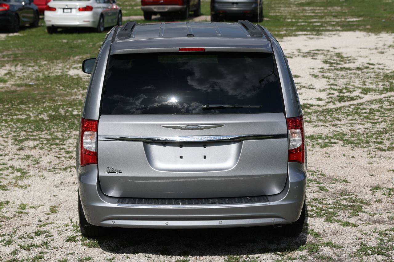 Used 2013 Chrysler Town & Country Touring FWD image 9