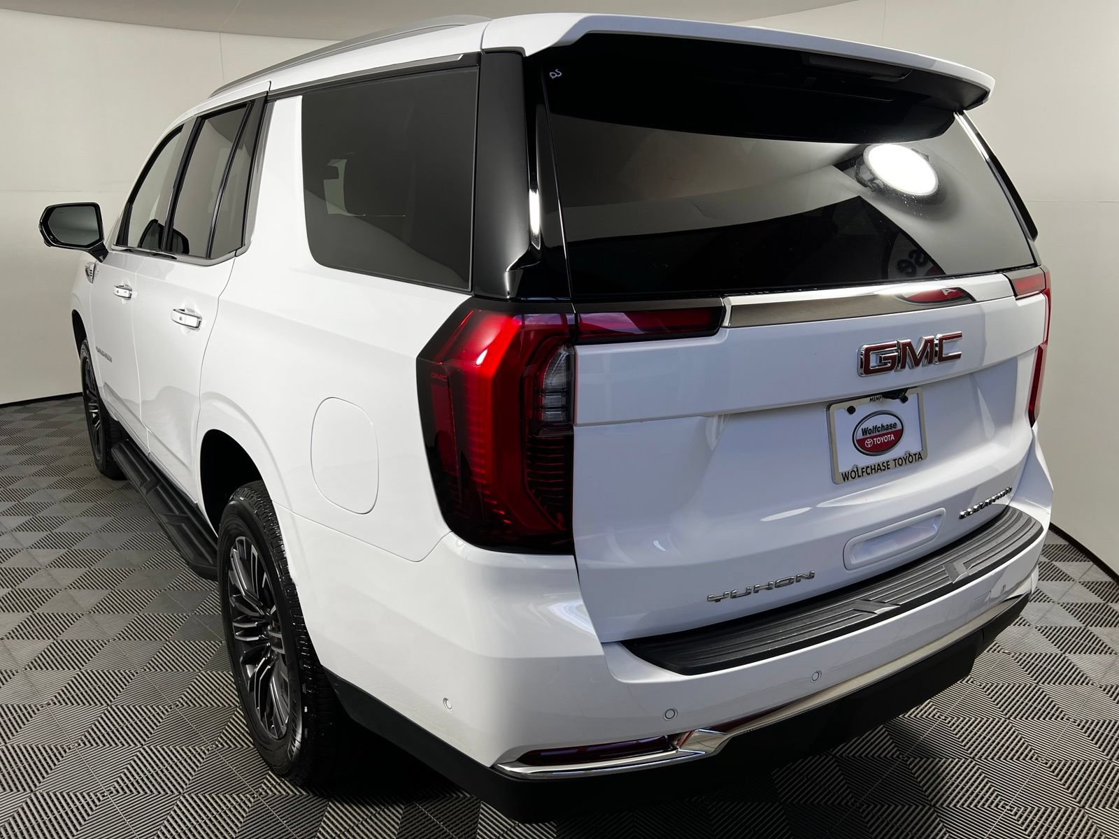 Used 2025 GMC Yukon Elevation AWD/4WD image 7
