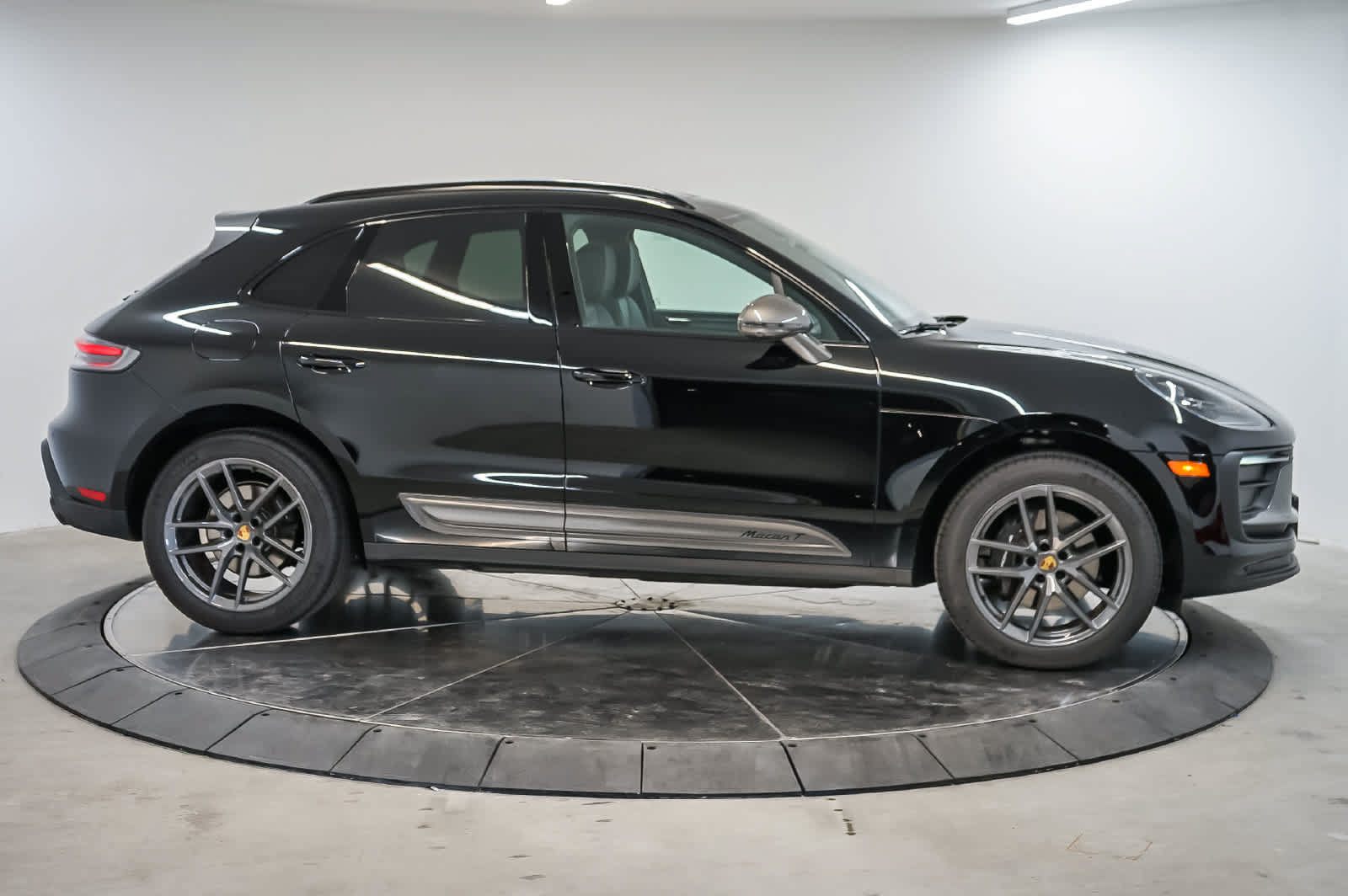 Certified 2026 Porsche Macan Turbo AWD/4WD image 6