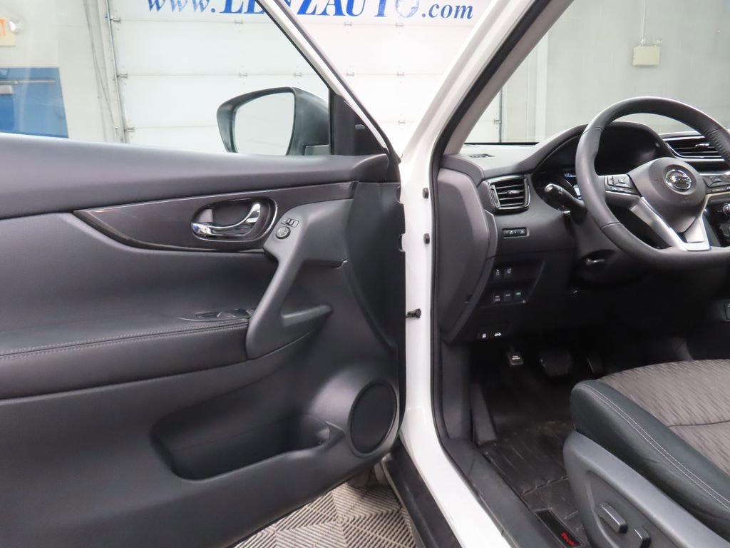 Used 2017 Nissan Rogue SV AWD/4WD image 32