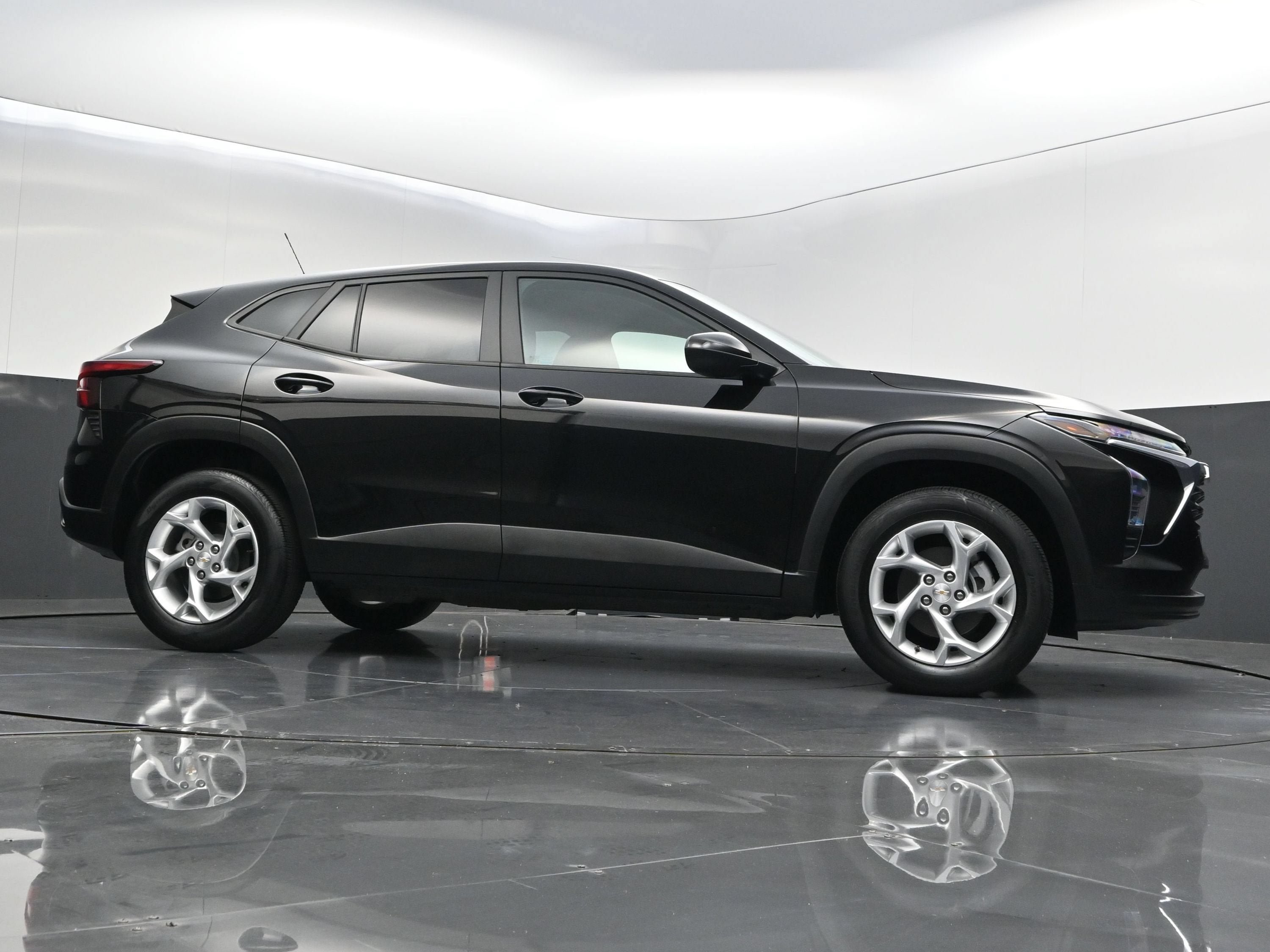 Certified 2025 Chevrolet Trax LS w/ LS Convenience Package FWD image 35