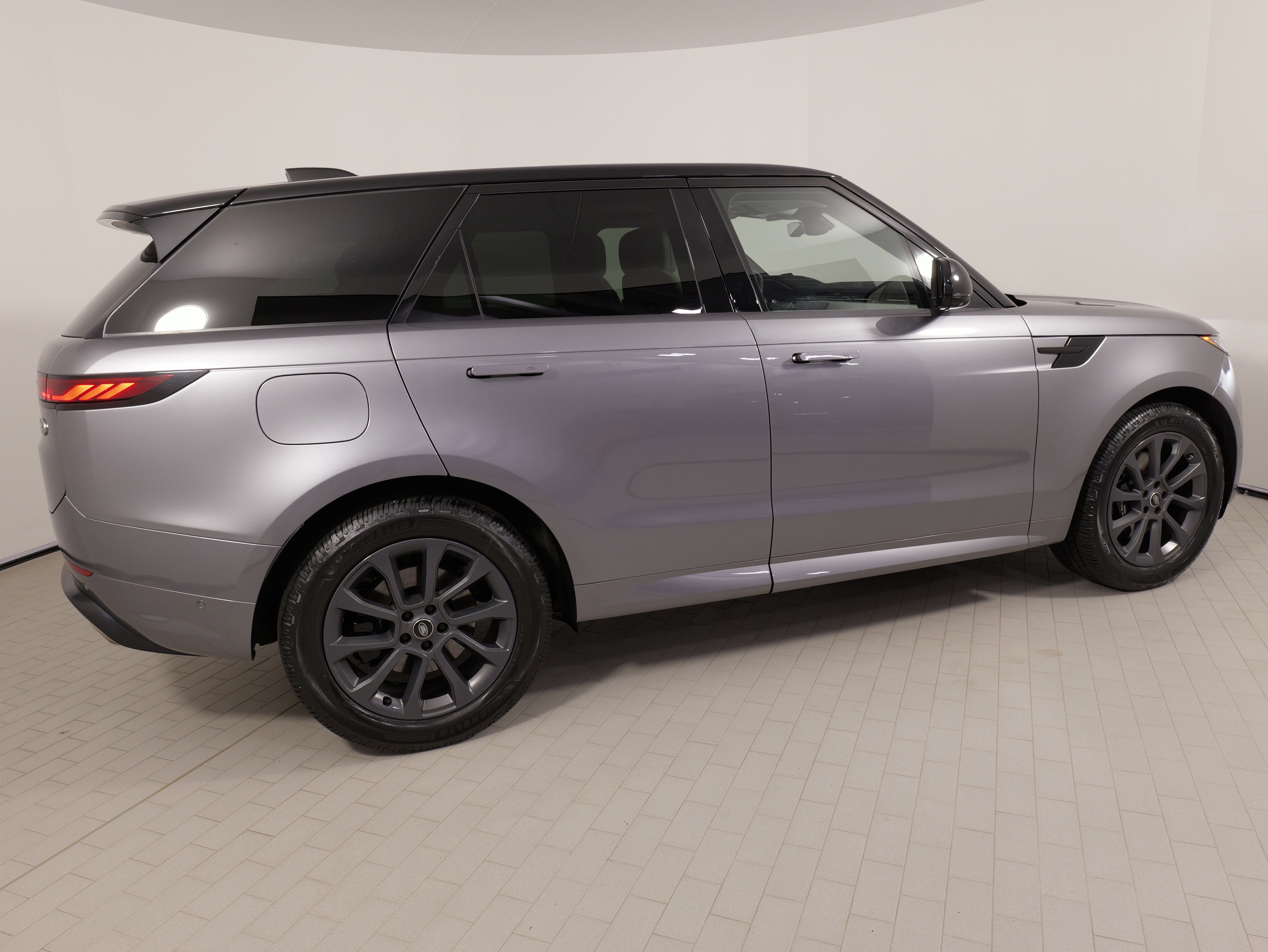 Used 2023 Land Rover Range Rover Sport SE Dynamic image 9