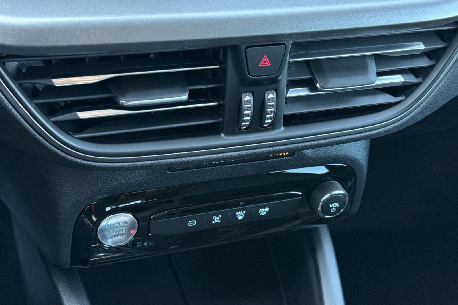 New 2025 Ford Escape SE image 21