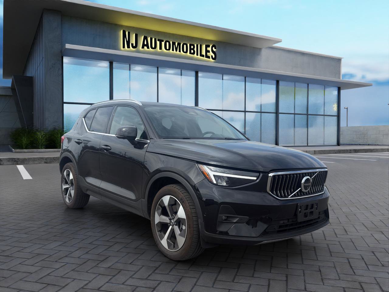 Used 2025 Volvo XC40 B5 Plus image 1