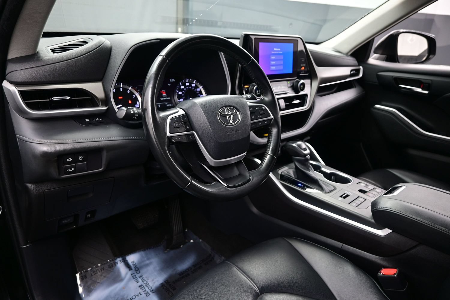 Used 2023 Toyota Highlander XLE AWD/4WD image 13