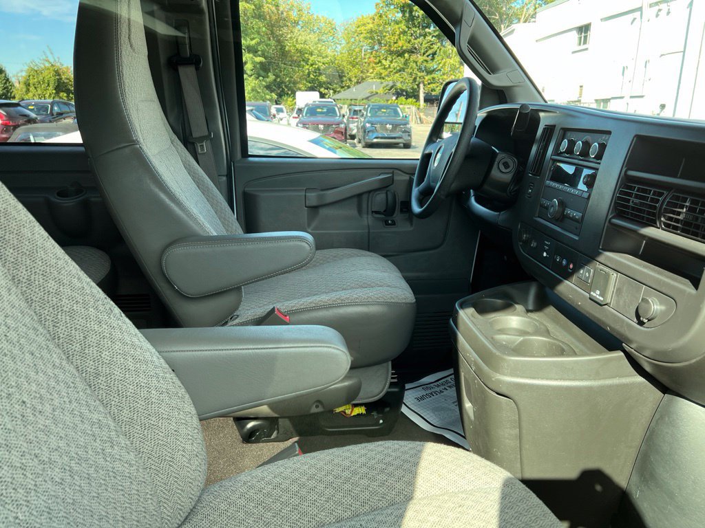Used 2025 Chevrolet Express 3500 LT w/ LT Preferred Equipment Group RWD image 4