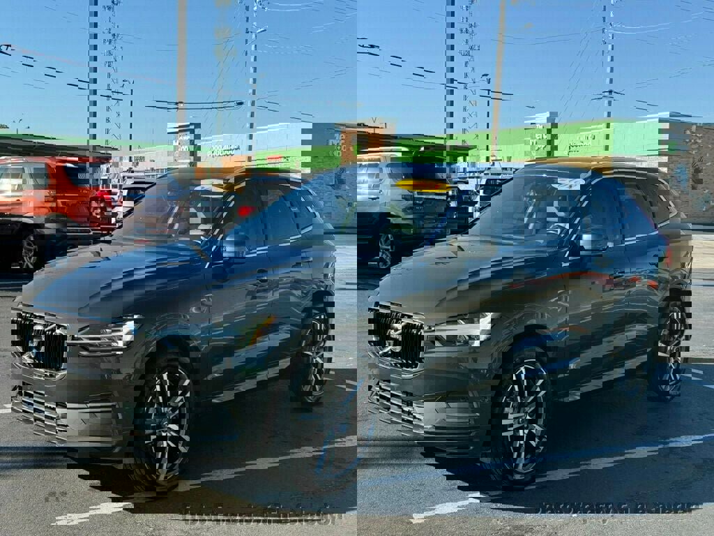 Used 2018 Volvo XC60 T6 Momentum w/ Vision Package image 9
