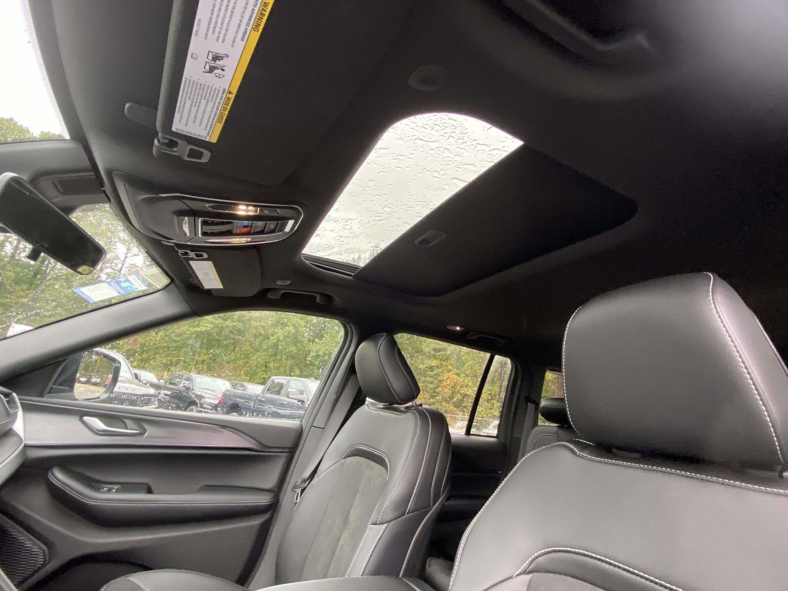 New 2025 Jeep Grand Cherokee Altitude image 9