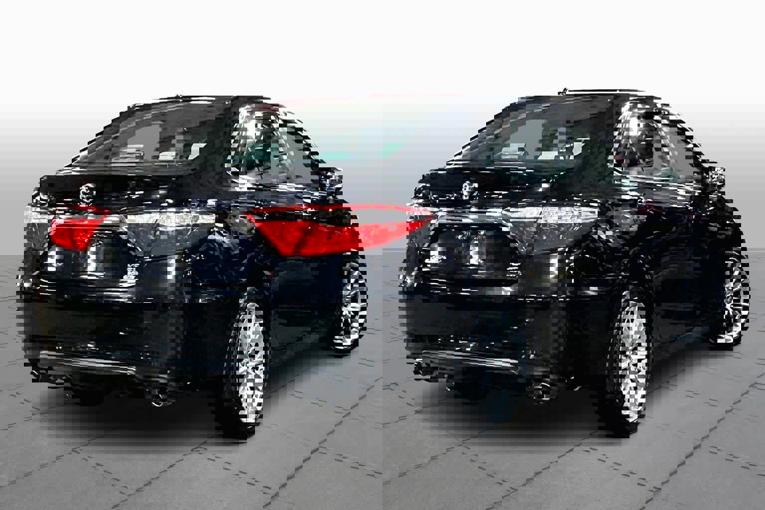 Used 2015 Toyota Camry XSE image 12