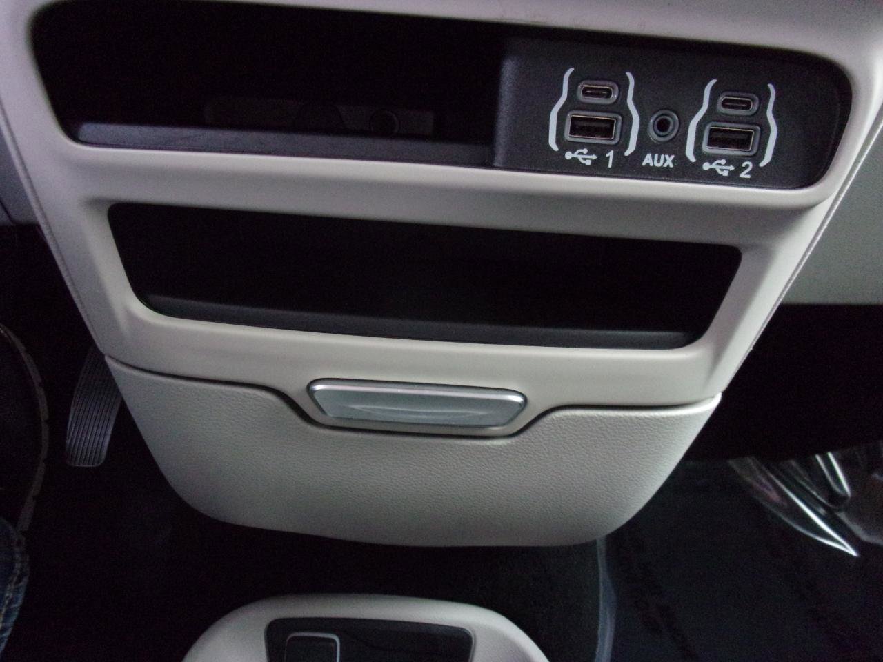 Used 2023 Chrysler Pacifica Touring-L image 32