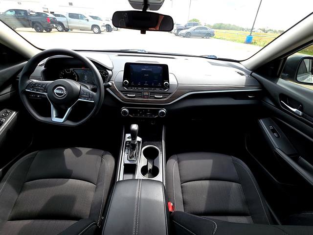Used 2024 Nissan Altima 2.5 SV FWD image 11