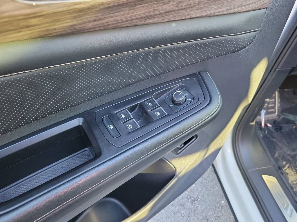 Certified 2024 Volkswagen Atlas SEL Premium R-Line image 17