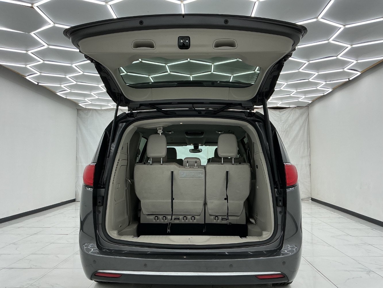 Used 2018 Chrysler Pacifica Touring-L FWD image 44