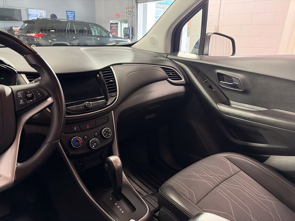 Used 2019 Chevrolet Trax LT w/ LT Convenience Package FWD image 24