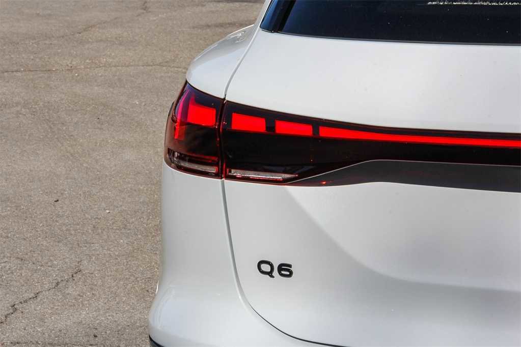Used 2025 Audi Q6 e-tron Premium Plus image 11
