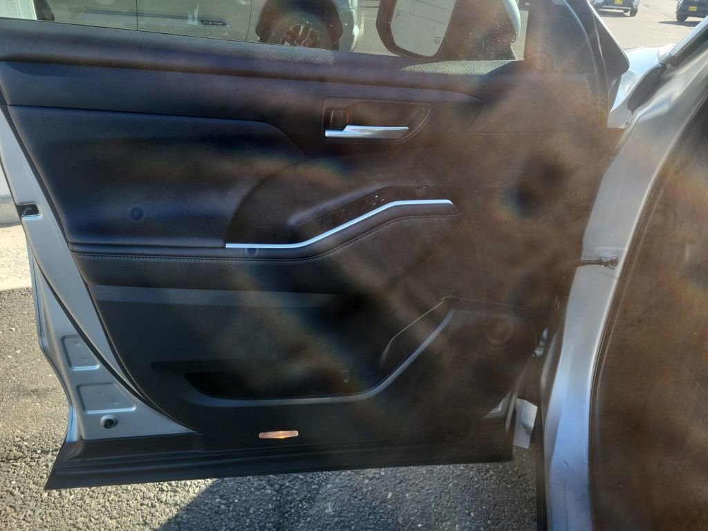 Used 2023 Toyota Highlander XLE image 14