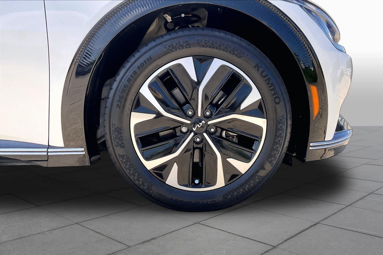 Used 2022 Kia EV6 Wind RWD image 10