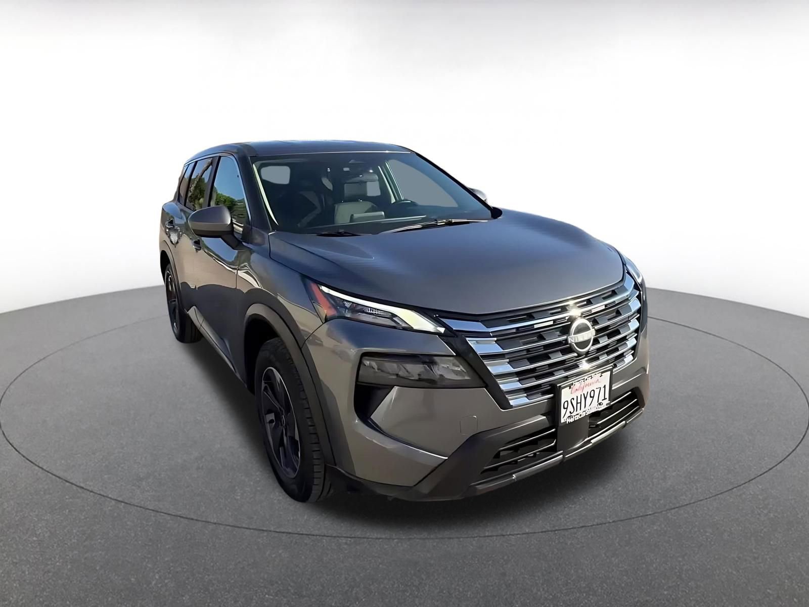Used 2025 Nissan Rogue SV image 3