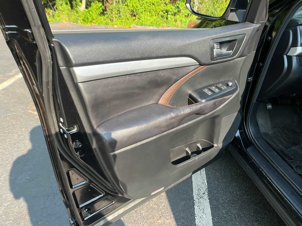 Used 2016 Toyota Highlander XLE AWD/4WD image 11