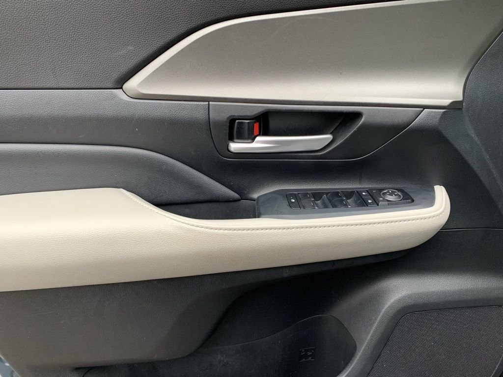 Used 2024 Toyota Grand Highlander XLE image 11