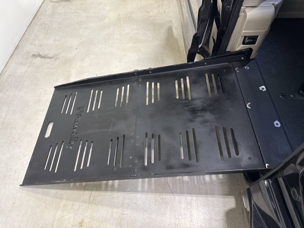 Used 2015 Chrysler Town & Country Touring image 38