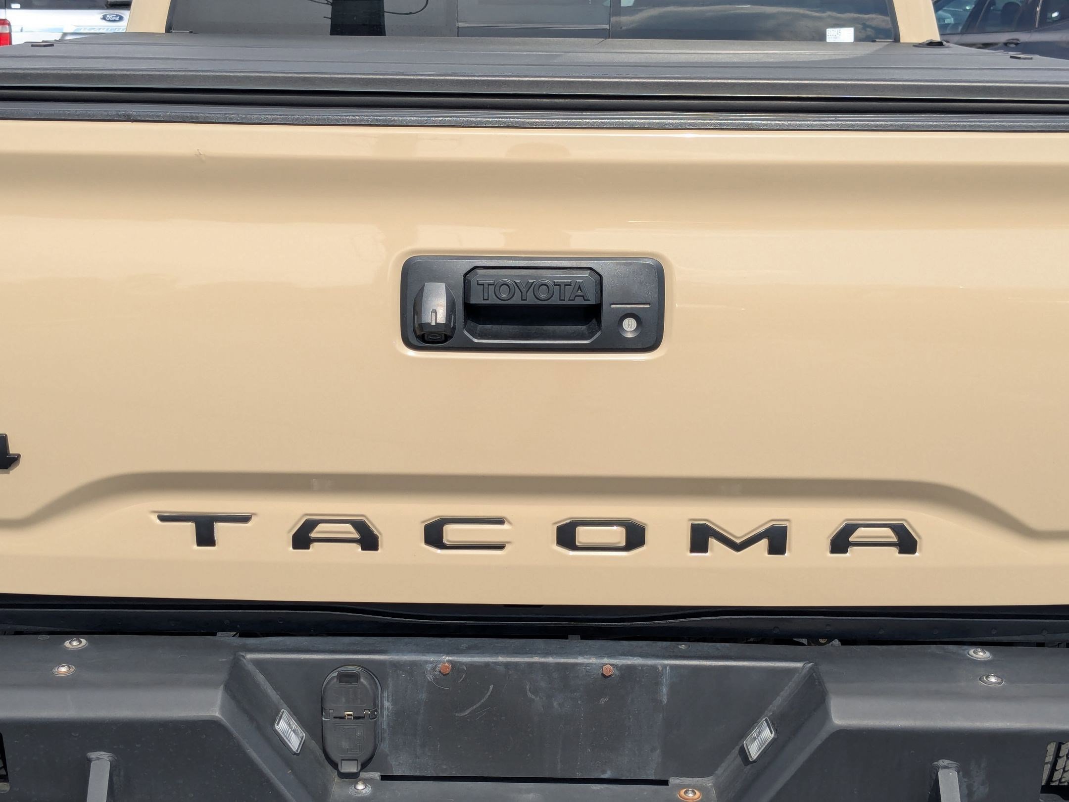 Used 2018 Toyota Tacoma SR5 AWD/4WD image 14