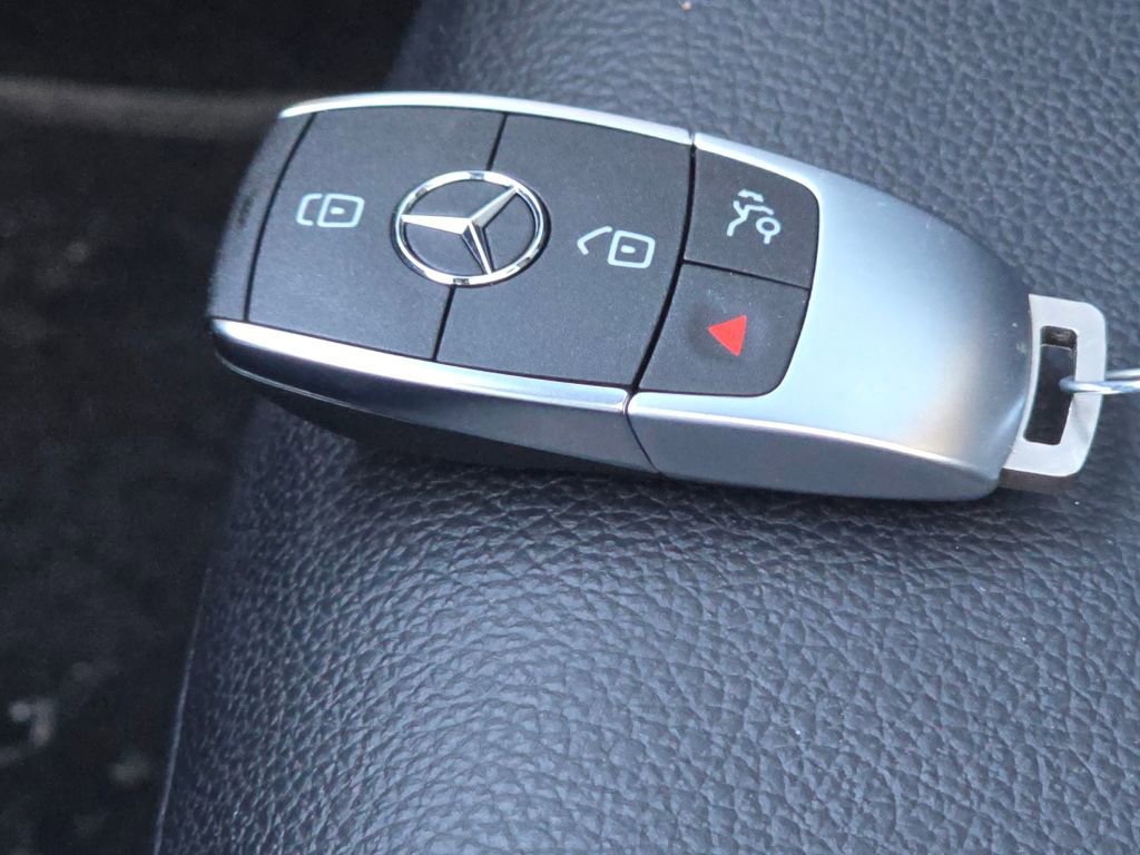 Certified 2022 Mercedes-Benz GLB 250 4MATIC image 37