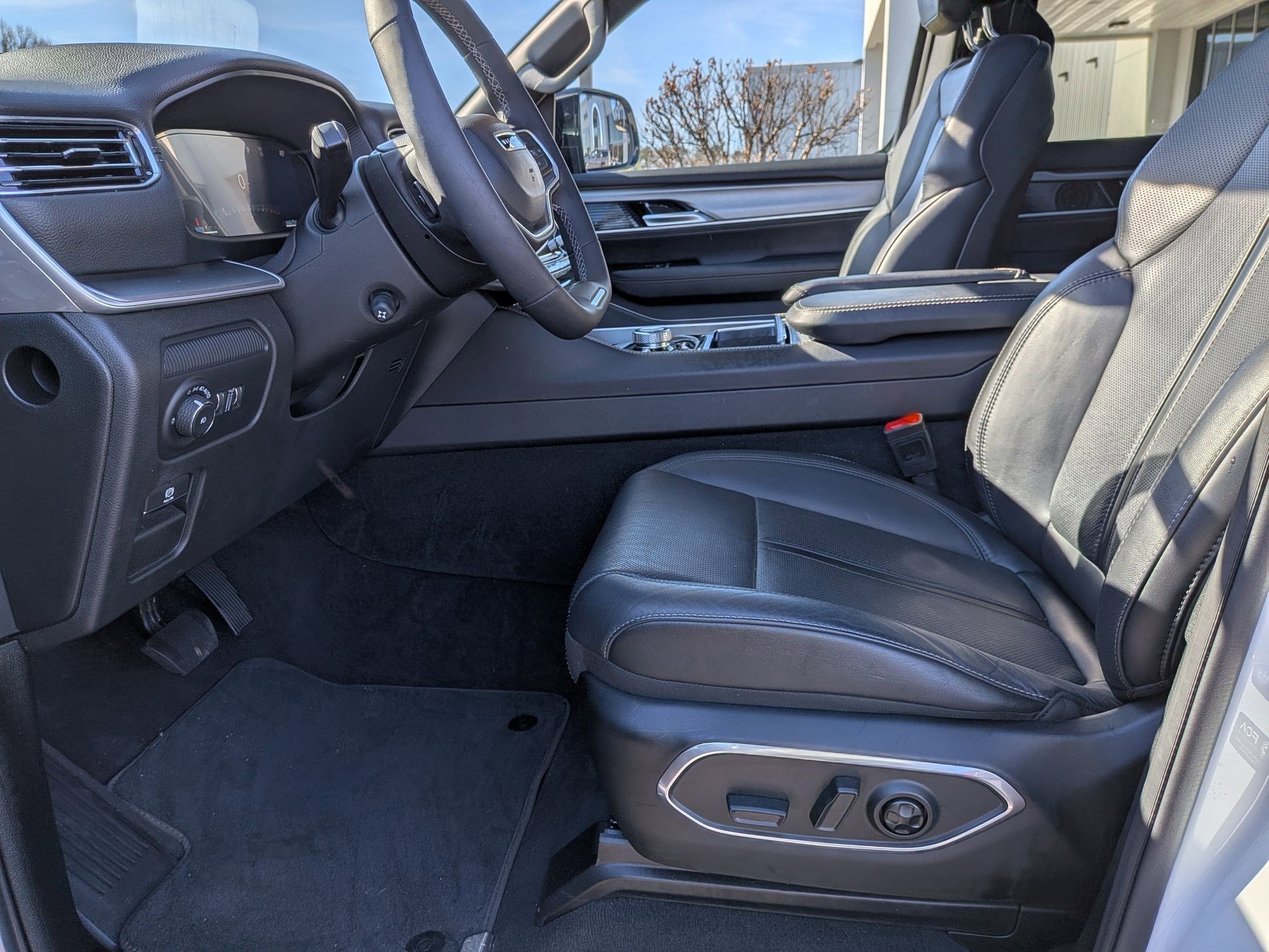 Certified 2025 Jeep Wagoneer Series III w/ Premium Group I image 14