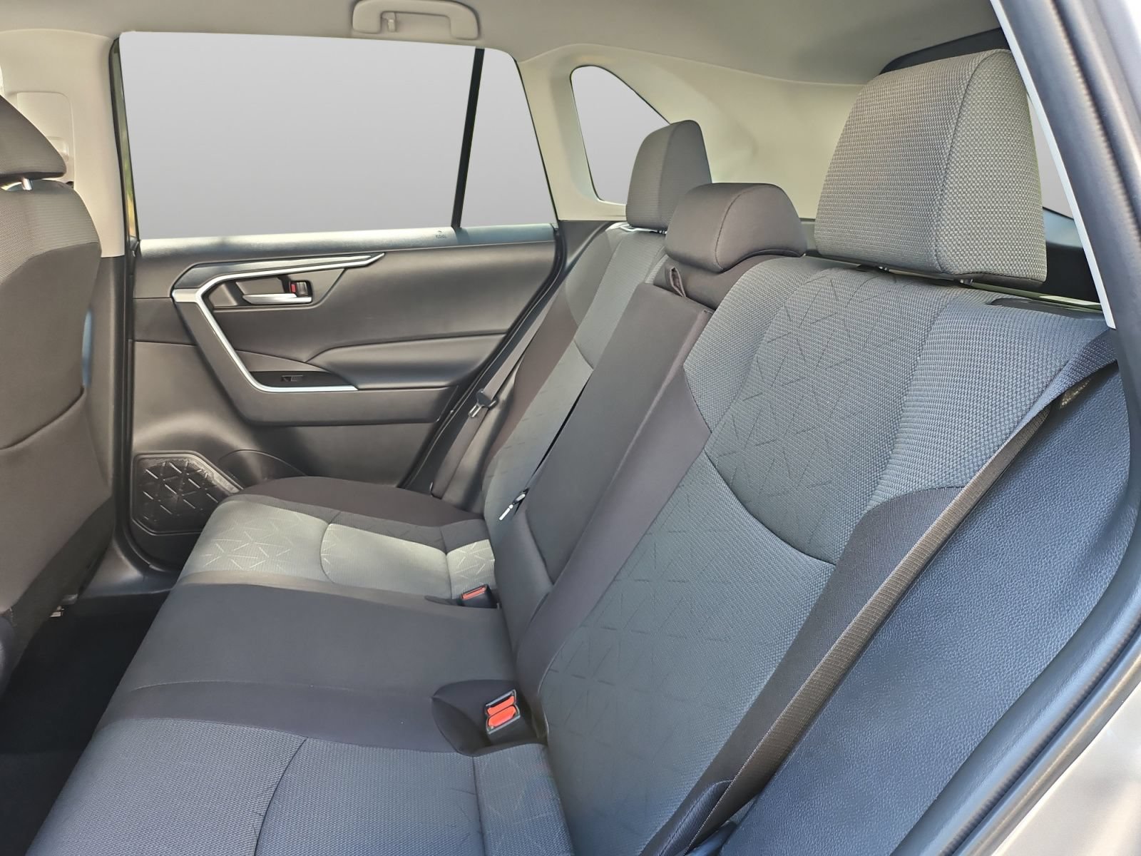 Used 2025 Toyota RAV4 XLE FWD image 42