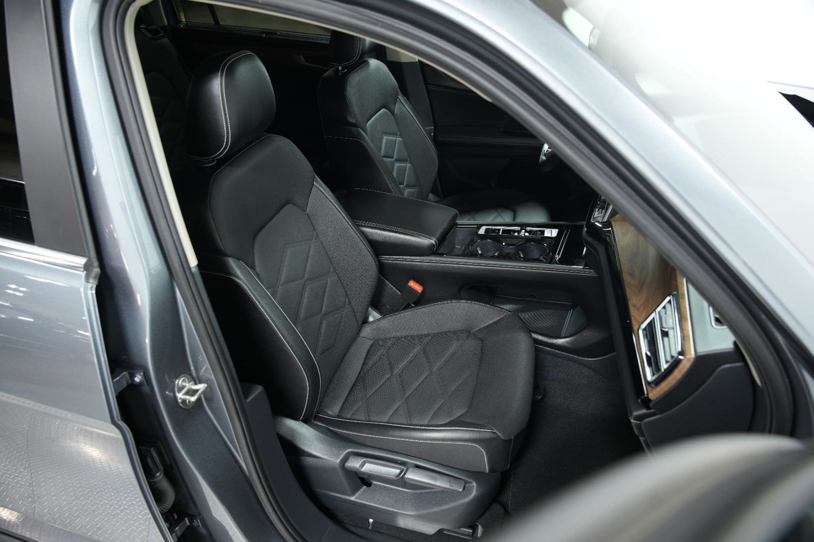 Used 2024 Volkswagen Atlas SE image 18