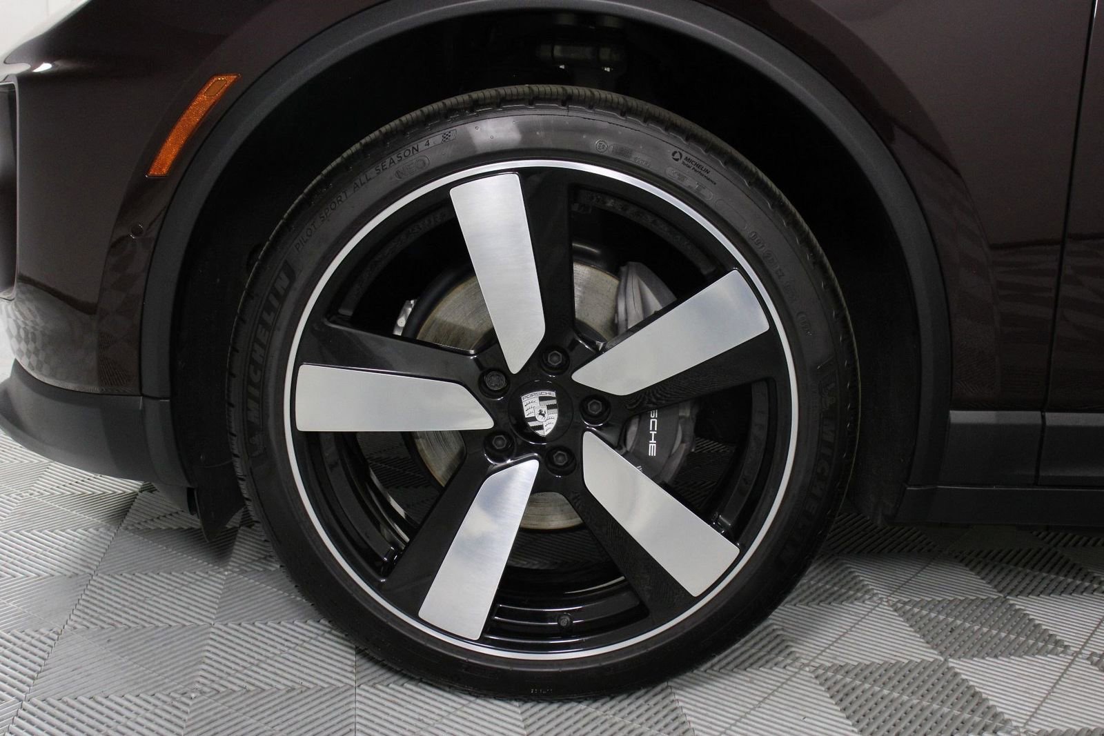 Certified 2025 Porsche Macan Electric RWD image 28