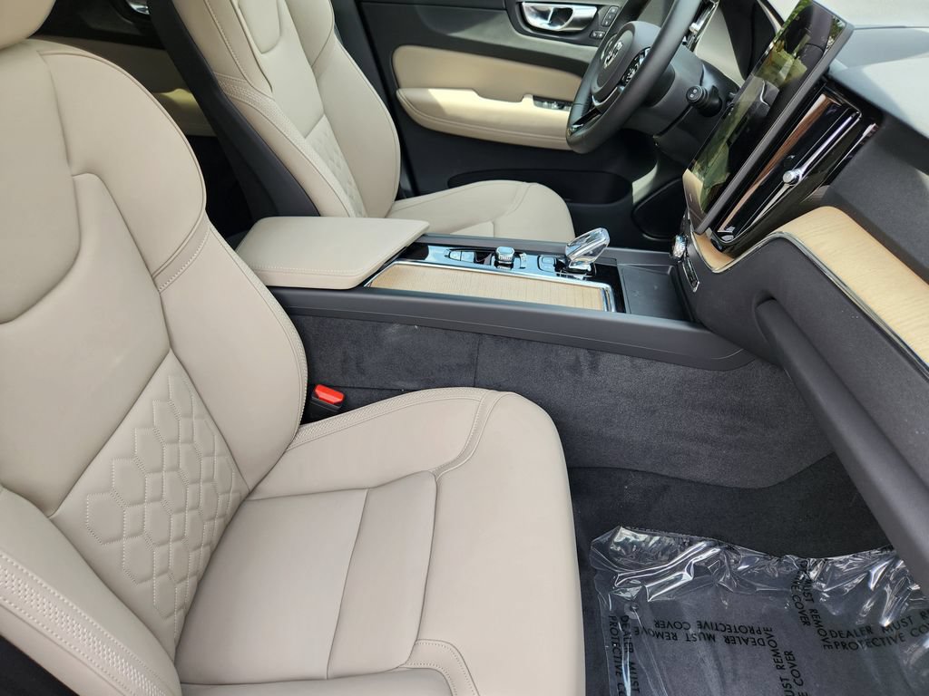 New 2026 Volvo XC60 T8 Plus w/ Climate Package PRO AWD/4WD image 5
