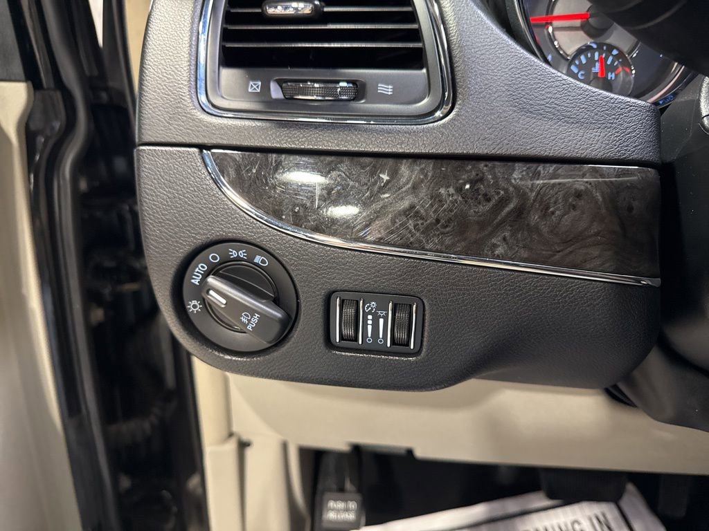 Used 2015 Chrysler Town & Country Touring image 16