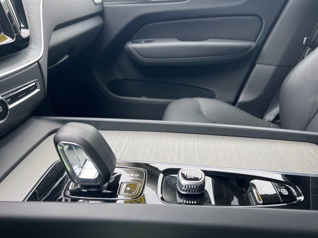 Certified 2025 Volvo XC60 B5 Plus image 36