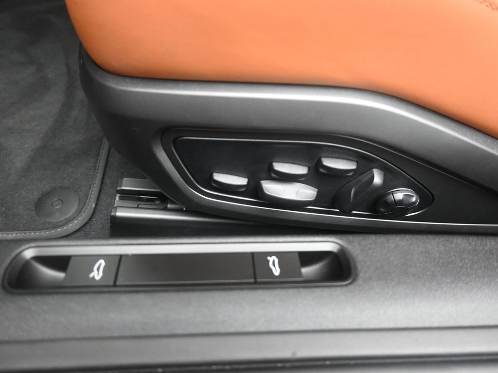 Certified 2025 Porsche 911 Carrera RWD image 9