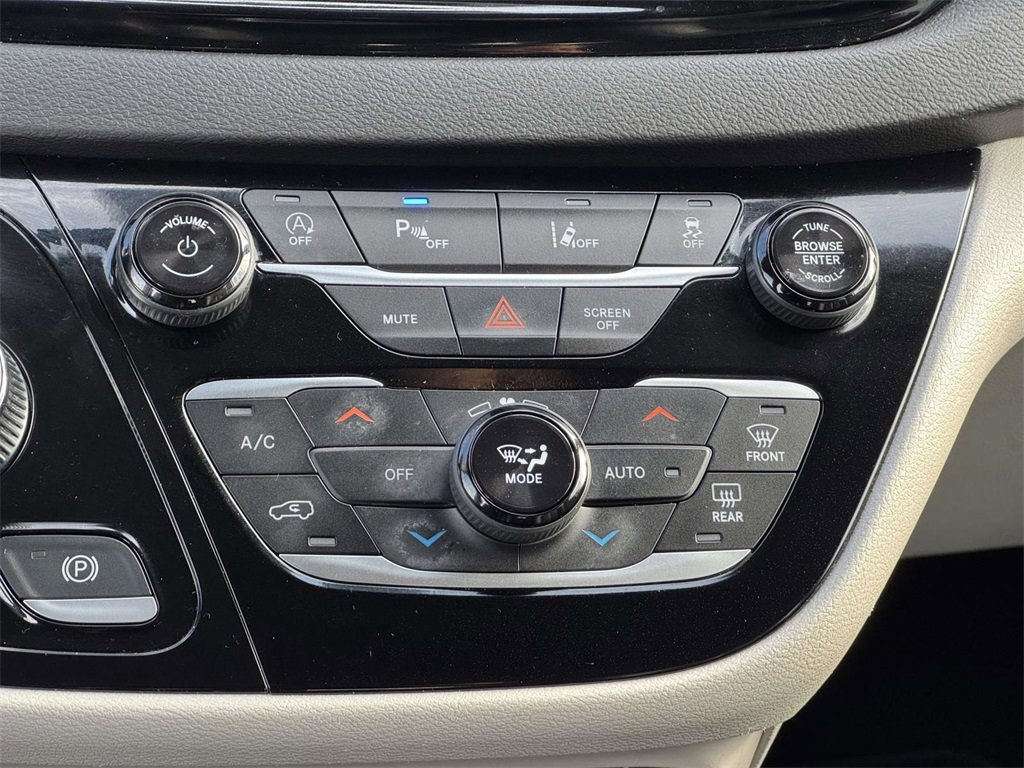 Used 2024 Chrysler Pacifica Touring-L image 5