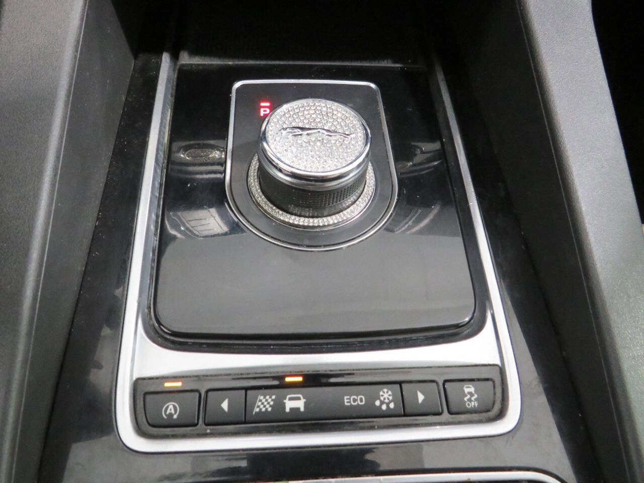 Used 2017 Jaguar F-PACE Premium image 26