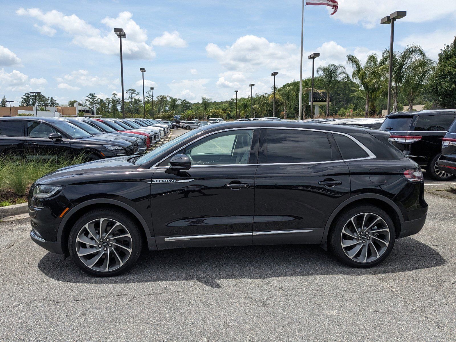 Certified 2023 Lincoln Nautilus Reserve w/ Equipment Group 202A image 8