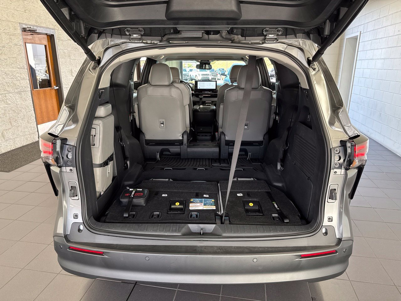 Certified 2026 Toyota Sienna XLE FWD image 9