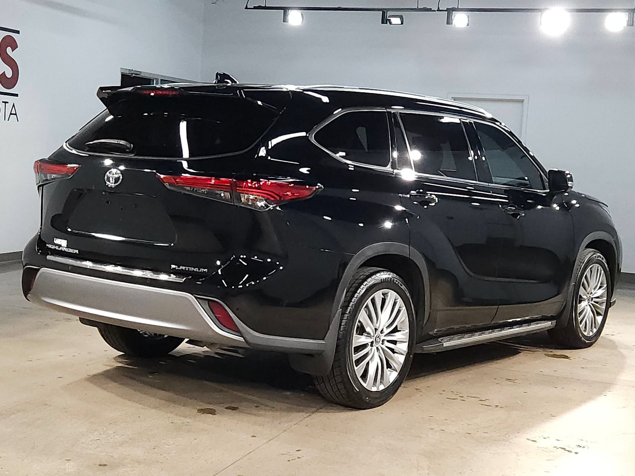 Used 2023 Toyota Highlander Platinum FWD image 7