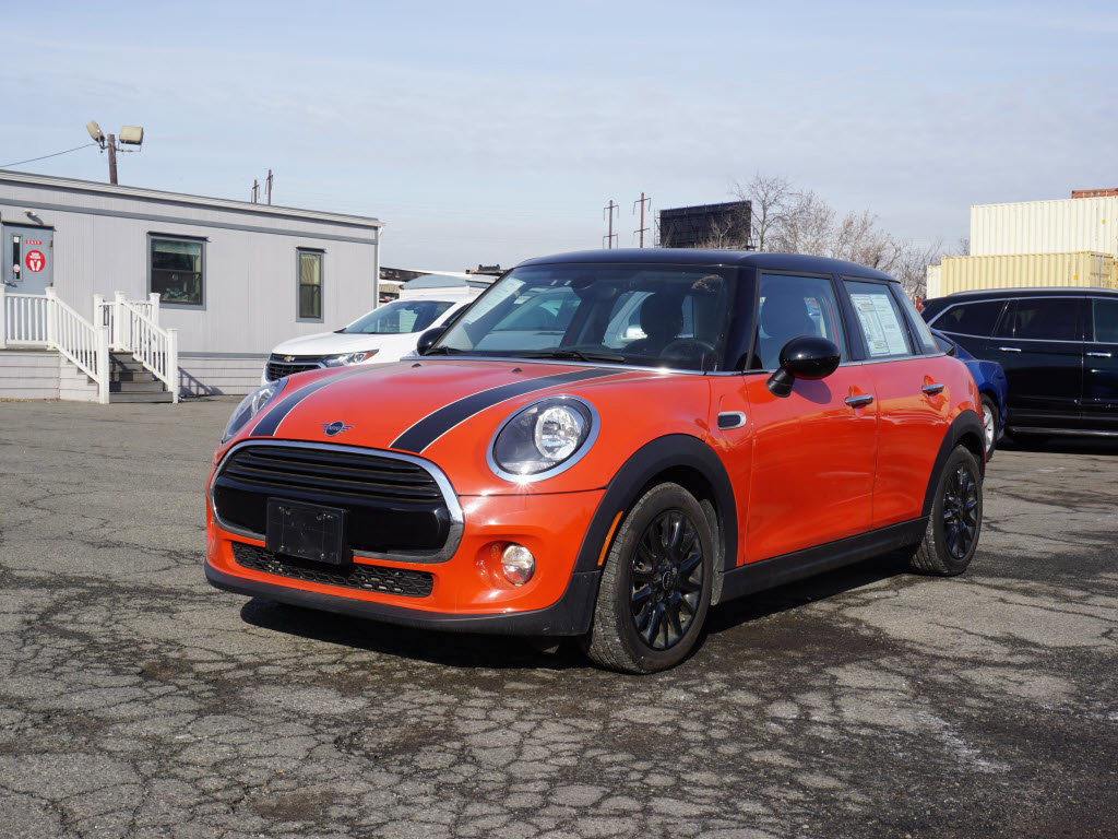 Used 2019 MINI Cooper 4-Door Hardtop image 3