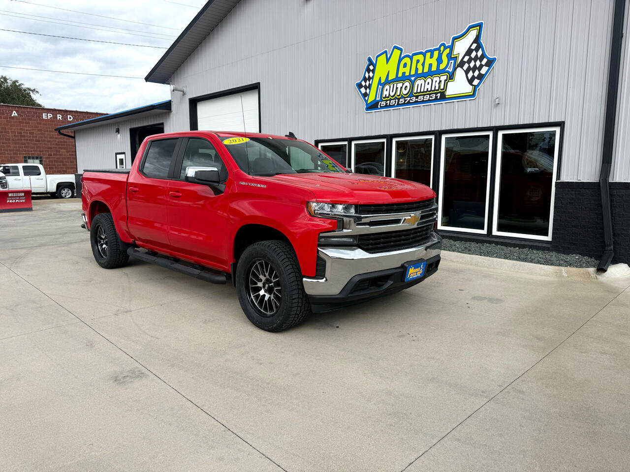 Used 2021 Chevrolet Silverado 1500 LT image 1