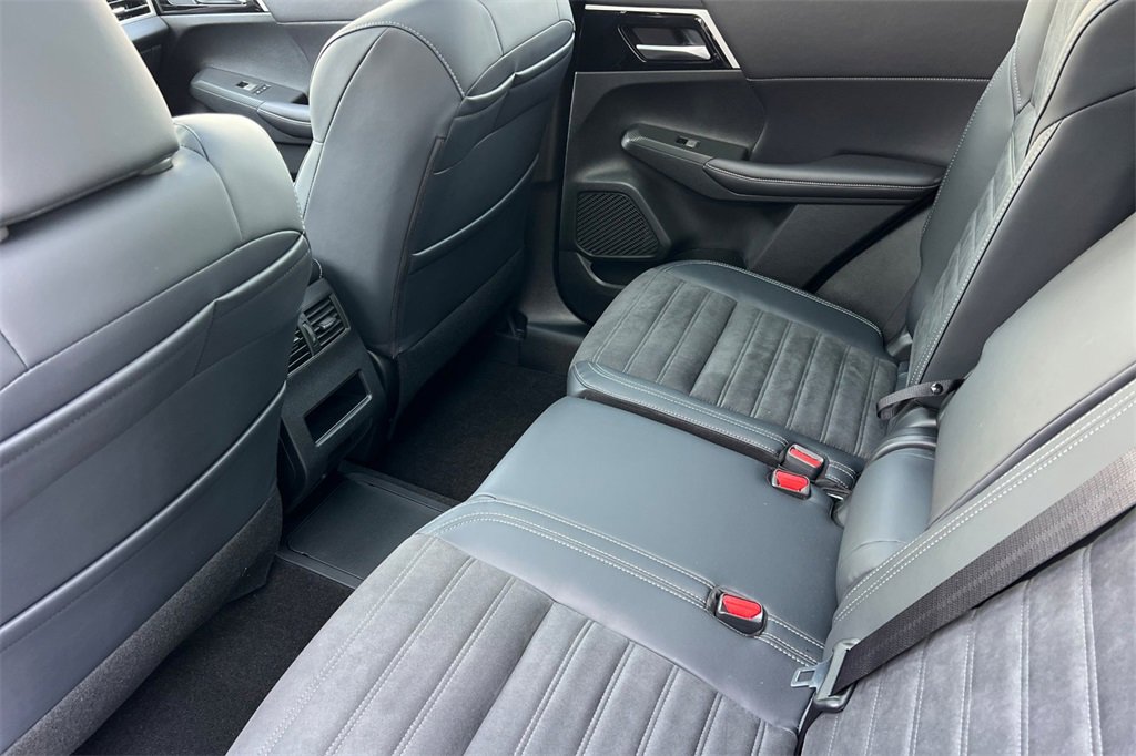 New 2025 Mitsubishi Outlander SE image 13
