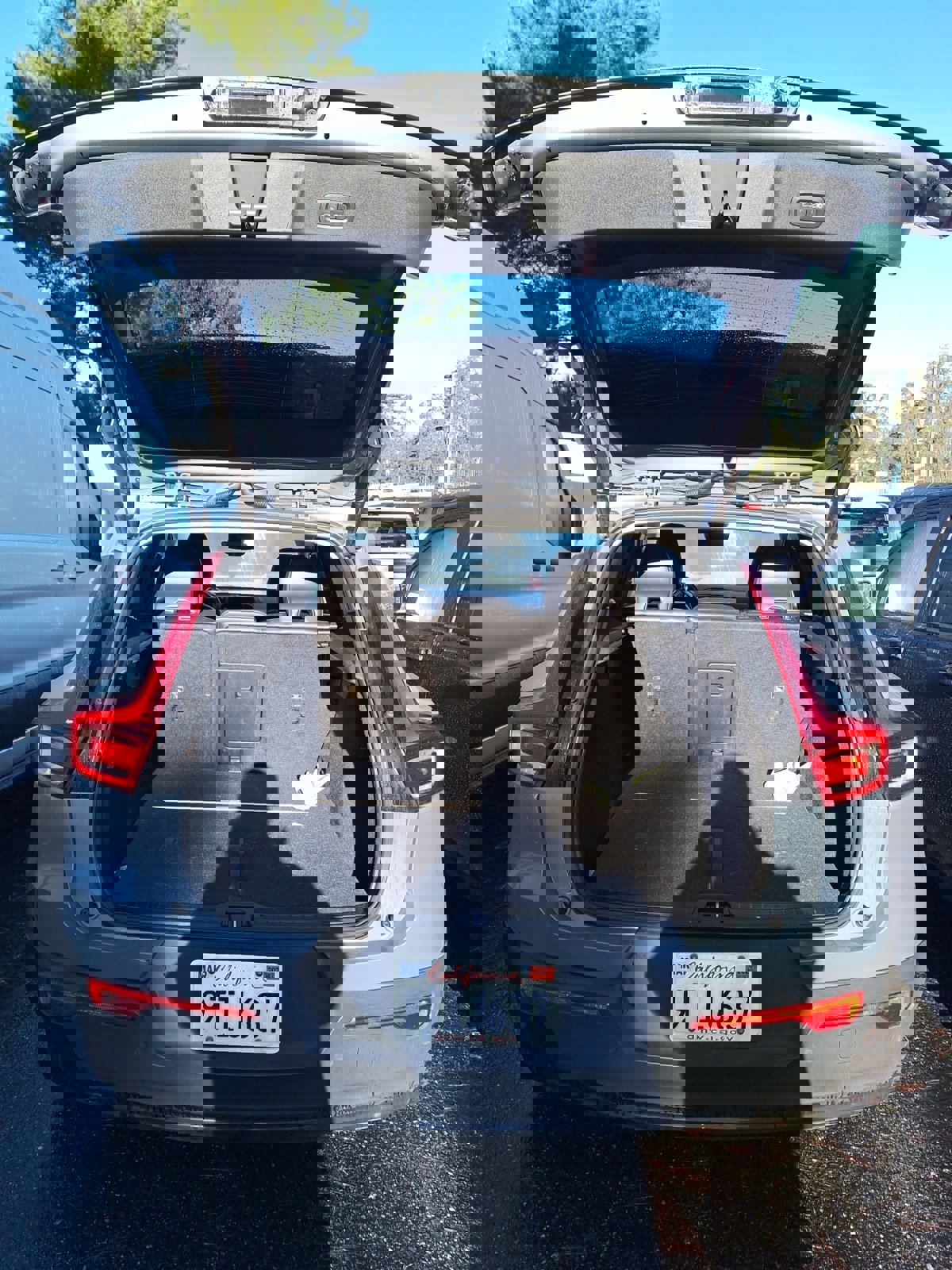 Used 2023 Volvo XC40 B5 Plus image 5